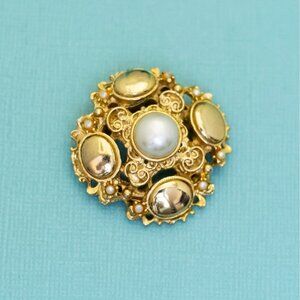 Vintage White Faux Pearl Gold Tone Abstract Unique Clip - E39